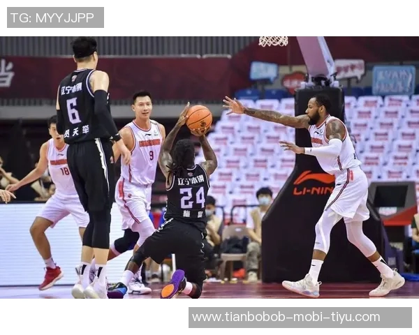 兰德尔半场表现出色9投6中助力球队三分球命中率高达667 兰德尔半场表现出色9投6中助力球队三分球命中率高达667