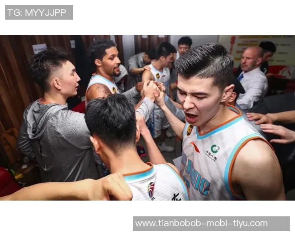 阿尔瓦拉多拼抢受伤迅速回更衣室后再度重返赛场展现顽强精神 阿尔瓦拉多拼抢受伤迅速回更衣室后再度重返赛场展现顽强精神